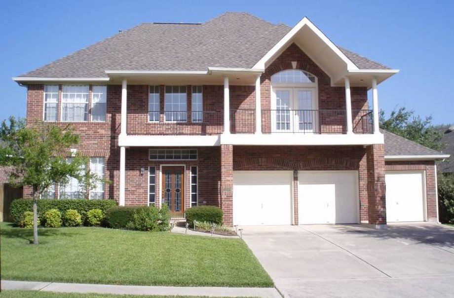 Homes with three car garages for sale in Austin TX 