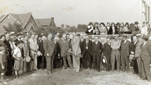 St. Louis Hills early home building