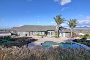 Hollister home with a Pool and Spa
