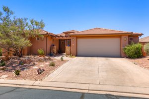 Single-level home for sale at 140 N Tuacahn Drive in Ivins Utah