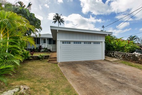 Hawaii sunset with palm trees and homes illustrating the split housing market