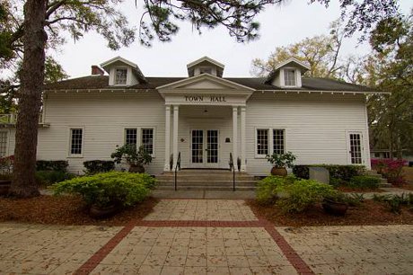 Windermere arts and culture including the 1890 Schoolhouse and Town Square in Orange County, Florida