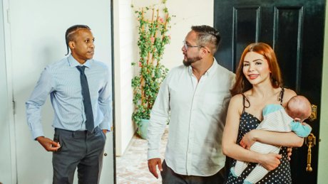 agent with homebuyers