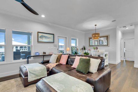 Living area at 29663 Saratoga Ave, Pine Channel Estates