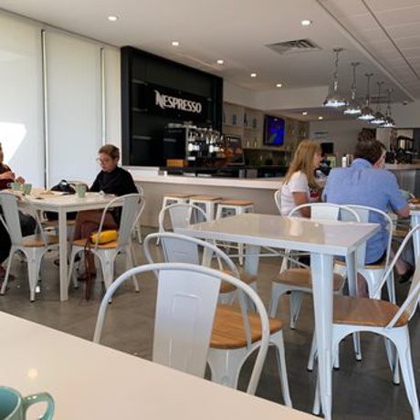 Greenpoint Kissimmee restaurant and bar area