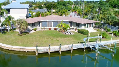 A home that takes advantage of the 150 of waterfront - Sarasota Real Estate at its best