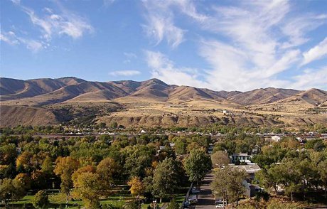 Image of a Pocatello Idaho neighborhood and foothills.
