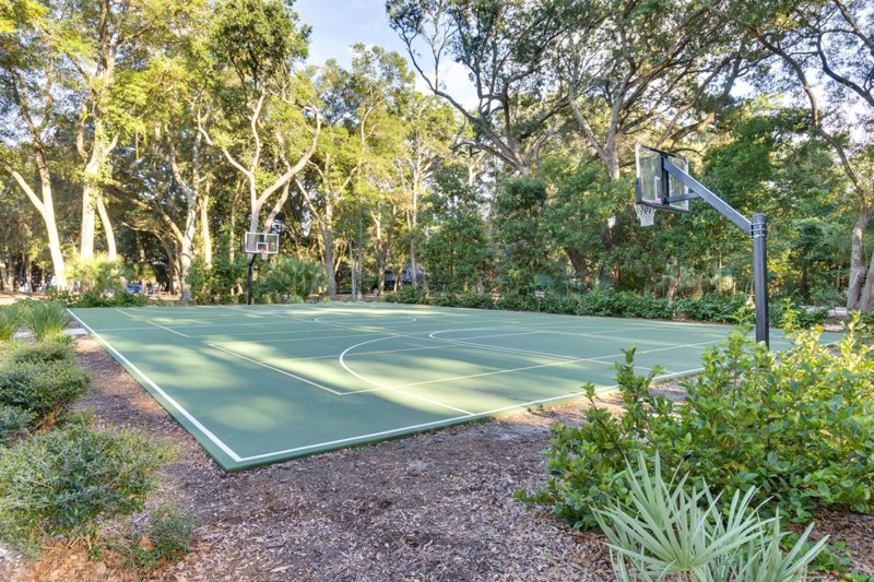 Basketball and pickleball court at the Dolphin Head Recreation Area in Hilton Head Plantation