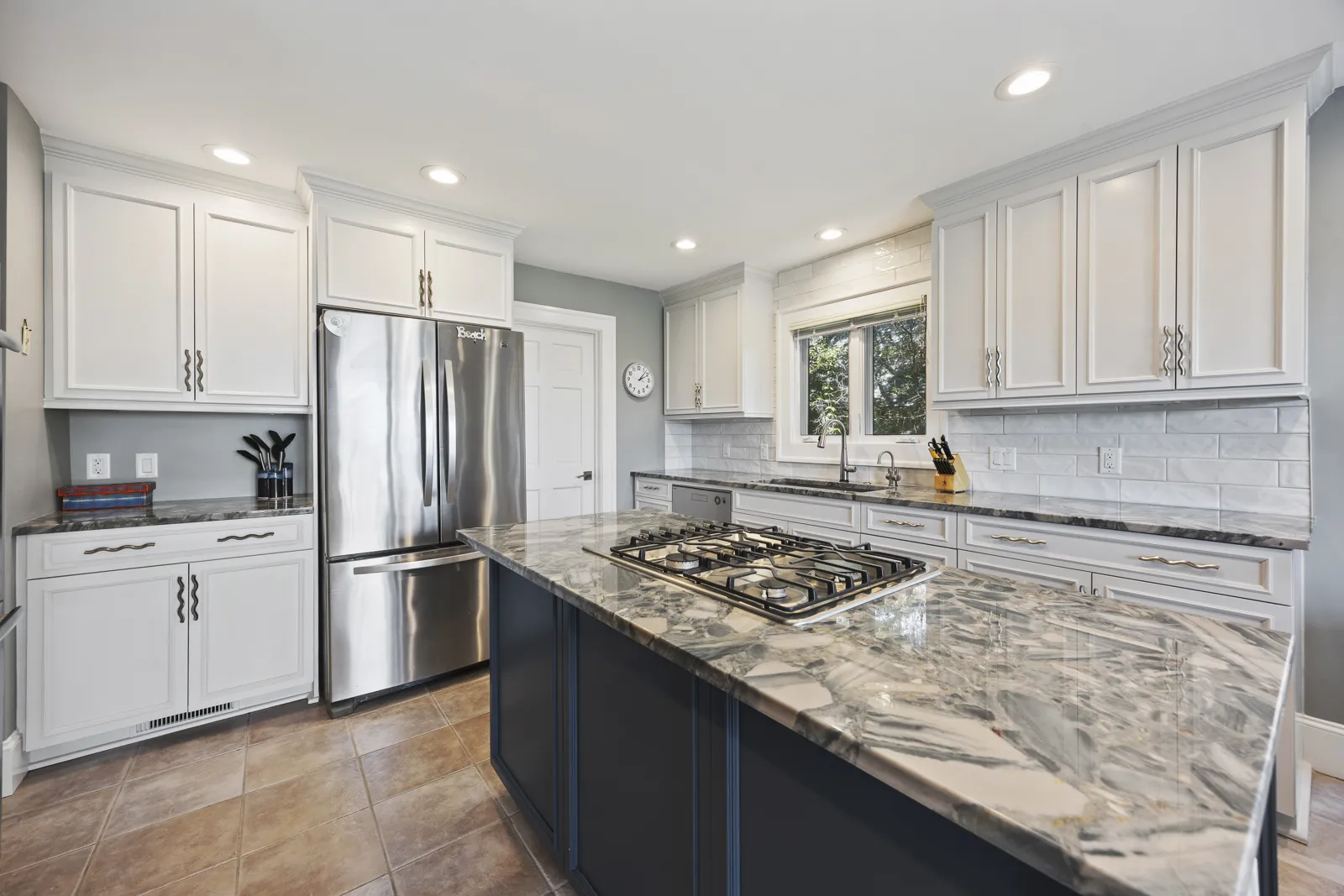 8 Dinghy kitchen photograph 2