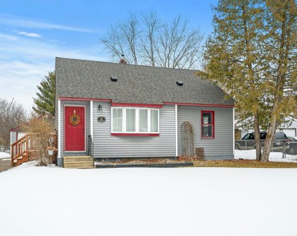 15 East Road, Circle Pines