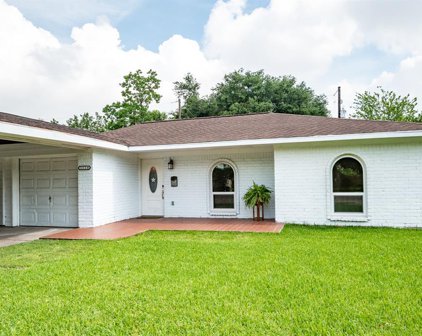 1124 E E 13th Street, Deer Park