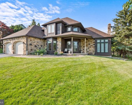 24 Sycamore Dr, Reading