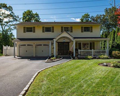 34 Sioux Drive, Commack