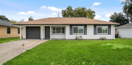 903 S Circle Drive, Baytown
