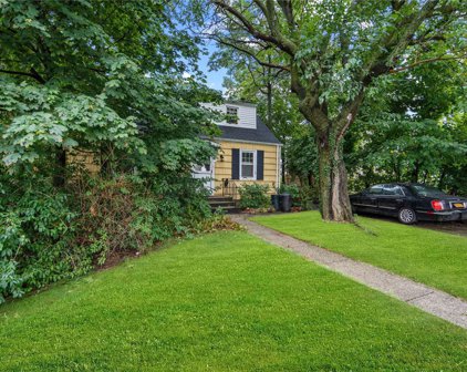 42 Oriole Road, Levittown