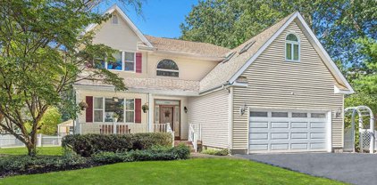 21 Hart Place, Dix Hills