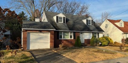 4 Chaffee Avenue, Albertson