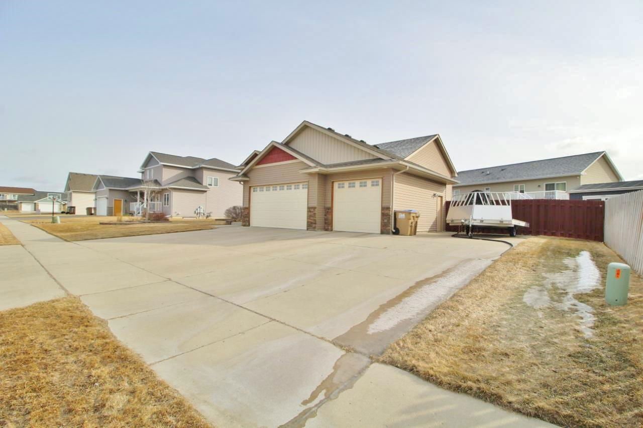 2825 Grey Eagle Pass, Minot, 58703