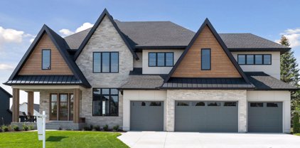 8 Sherwood Trail, North Oaks