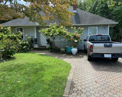 2 Pineaire Avenue, Farmingville