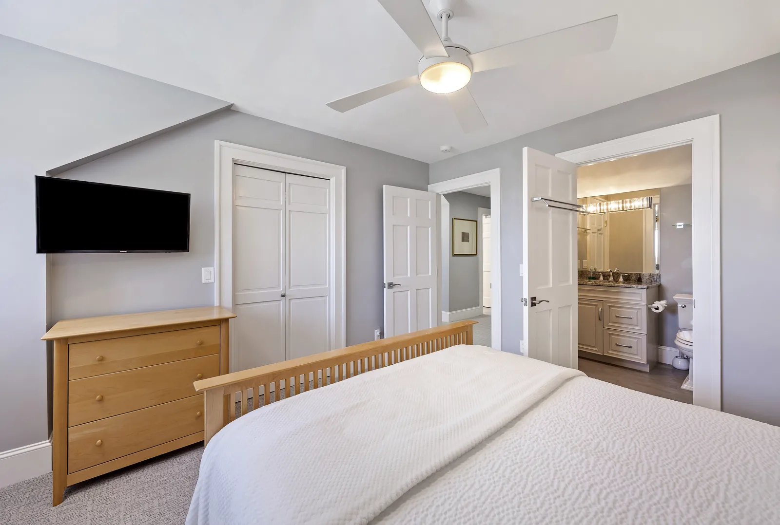 Second floor guest accommodations, photograph 2
