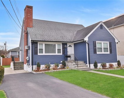 35 Clinton Avenue, Pleasantville