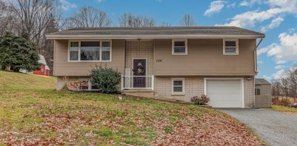 736 School House Ln, Lewisberry