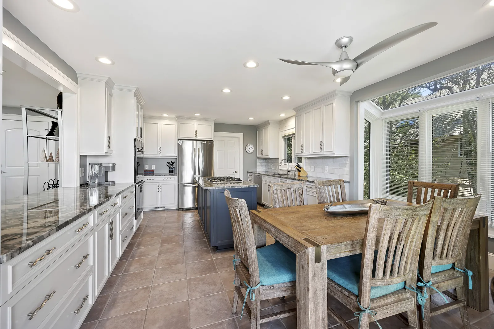 8 Dinghy kitchen photograph 3