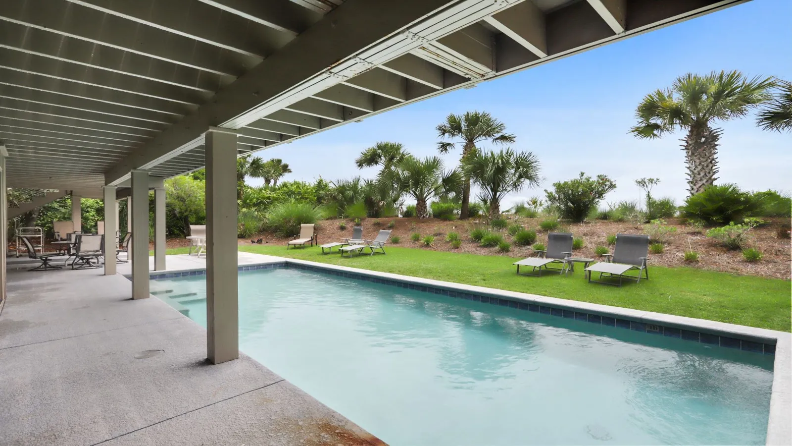 Oceanfront pool at 8 Dinghy