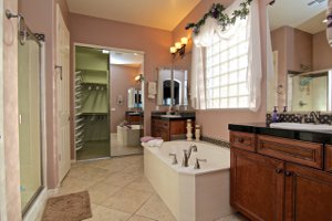 18433 W Summerhaven Dr Master Bathroom