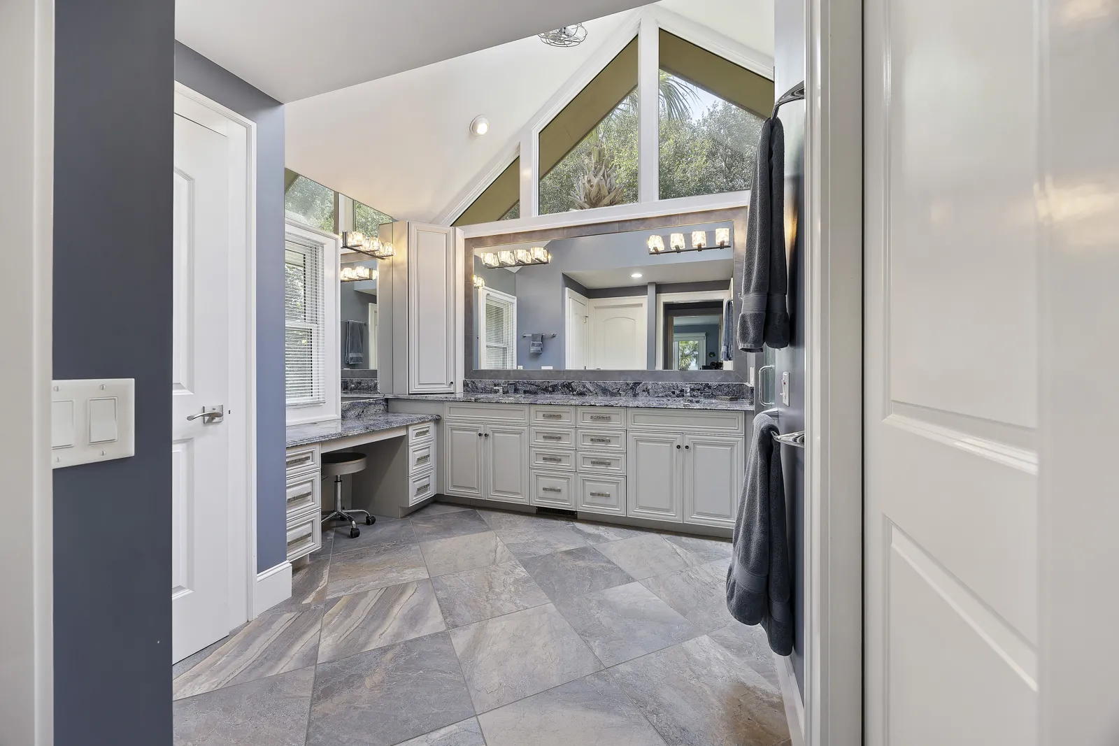 Primary suite photograph 7