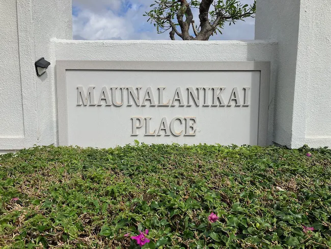 Royal Maunalani Sign