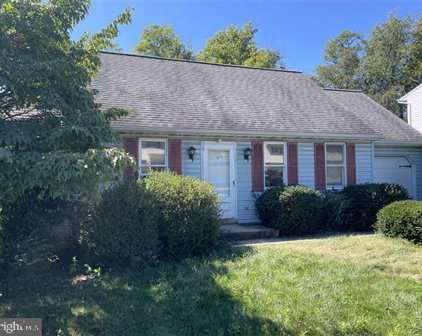 330 Barberry Dr, Lancaster