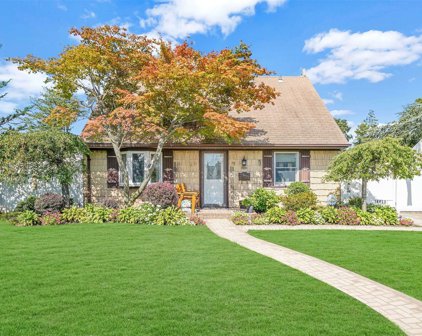 15 Haven Lane, Levittown