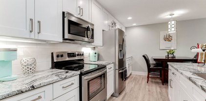 205 Barry Avenue S Unit #221, Wayzata