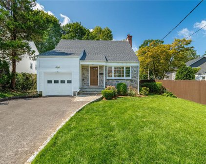 71 Parkway Circle, Eastchester