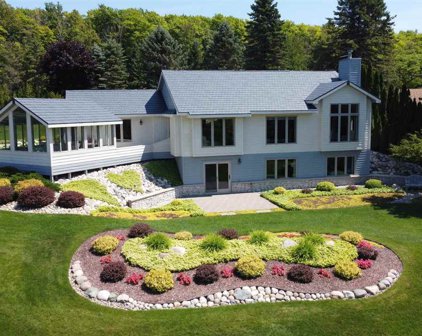 18048 Hilltop, Charlevoix