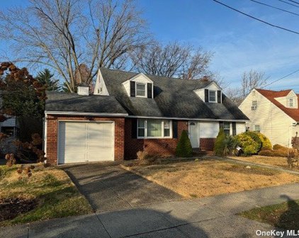 4 Chaffee Avenue, Albertson