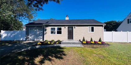 4 Pine Street, Central Islip