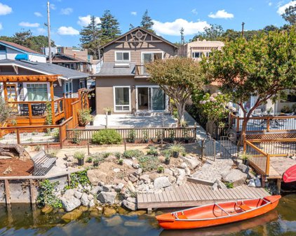 423 Riverview Avenue, Capitola