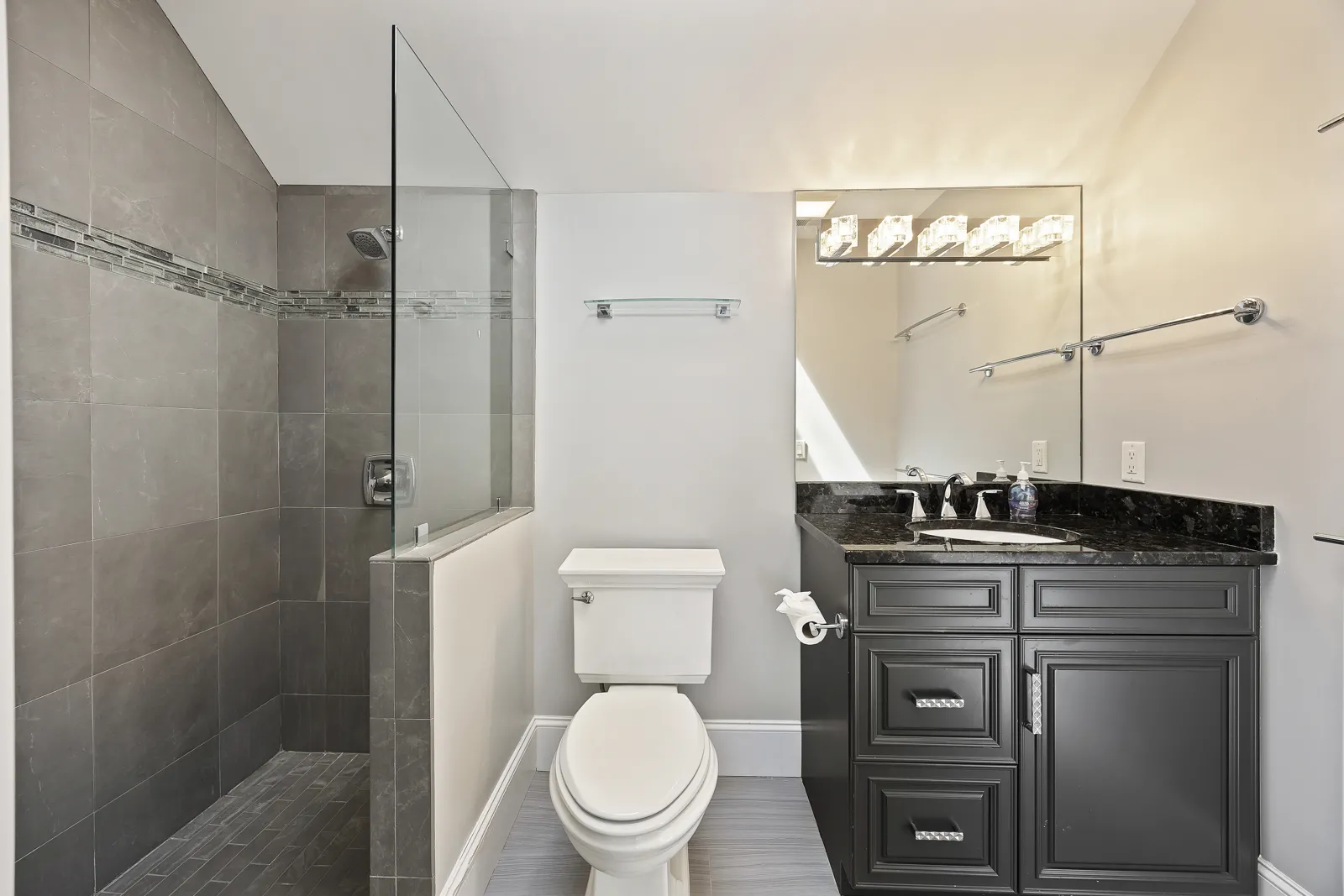 Second primary suite photograph 3