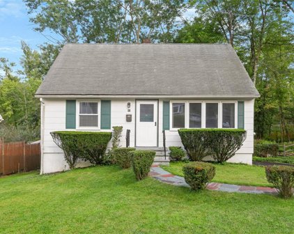 62 Iroquois Road, Ossining