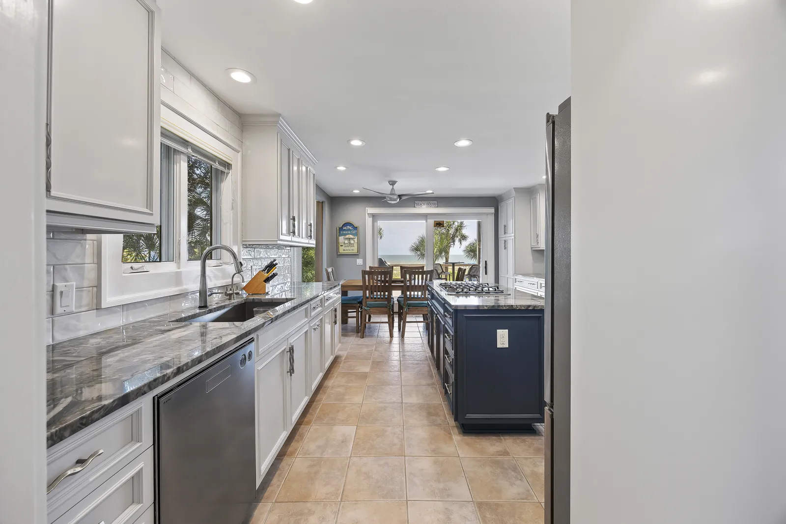 8 Dinghy kitchen photograph 4
