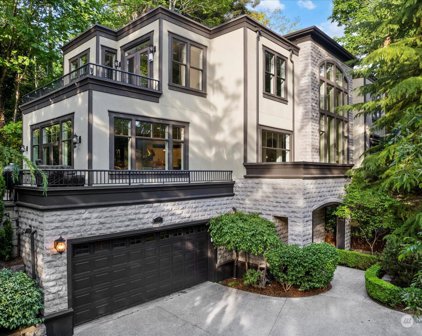 576 Lk Washington Boulevard E, Seattle