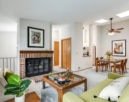 7224 Woodstock Curve, Bloomington