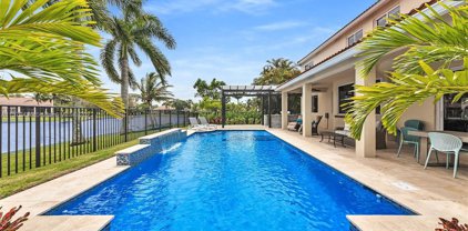 694 Heritage Dr, Weston