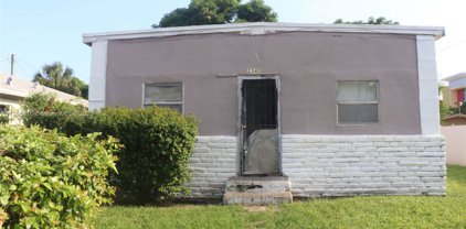 2340 Nw 53rd St, Miami