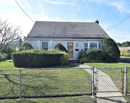 15 Park Circle N., E. Farmingdale