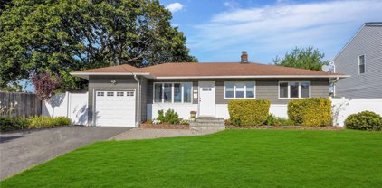 1043 N Clinton Avenue, Lindenhurst