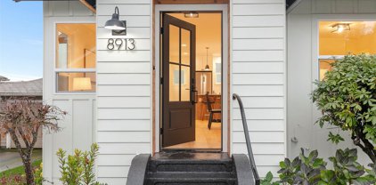 8913 8th Avenue NE, Seattle